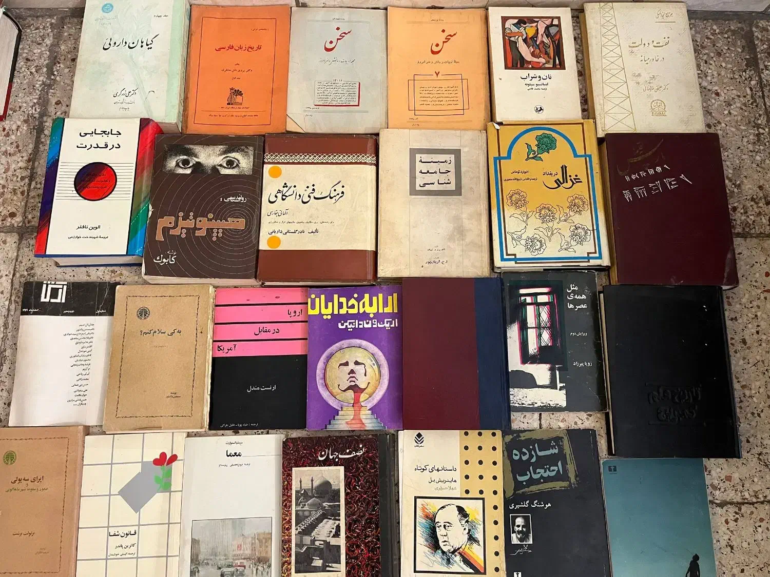 کتاب و مجله قدیمی|کلکسیون اشیاء عتیقه|نسیم‌شهر, |دیوار