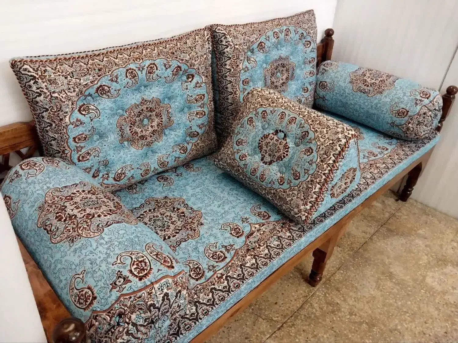 شاه نشین|پشتی|رباط‌کریم, انجم آباد|دیوار