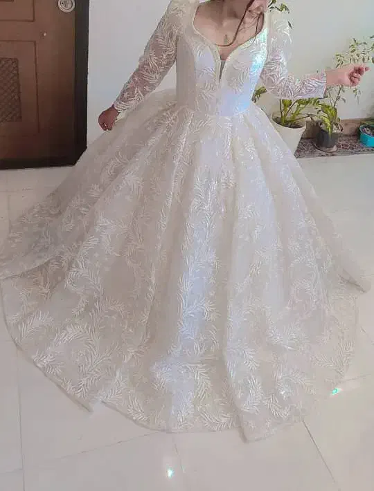 لباس سفید|لباس|یاسوج, |دیوار