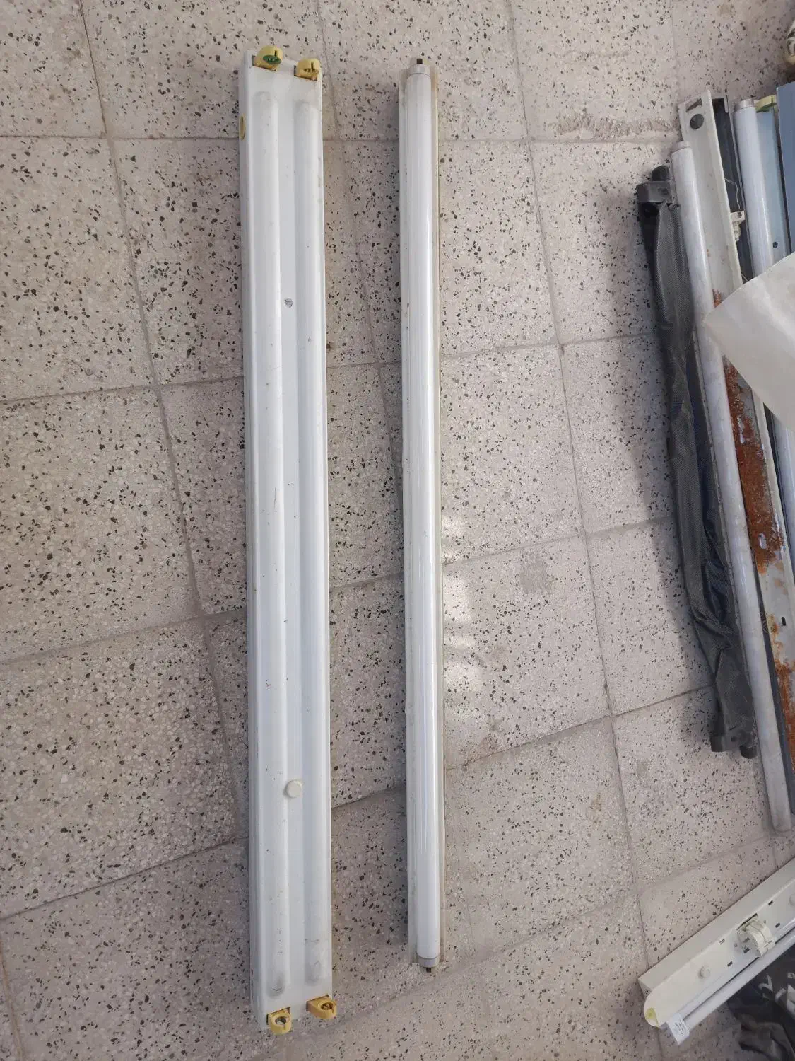 مهتابی دوقلو و تک قدیمی|لامپ و چراغ|قوچان, |دیوار