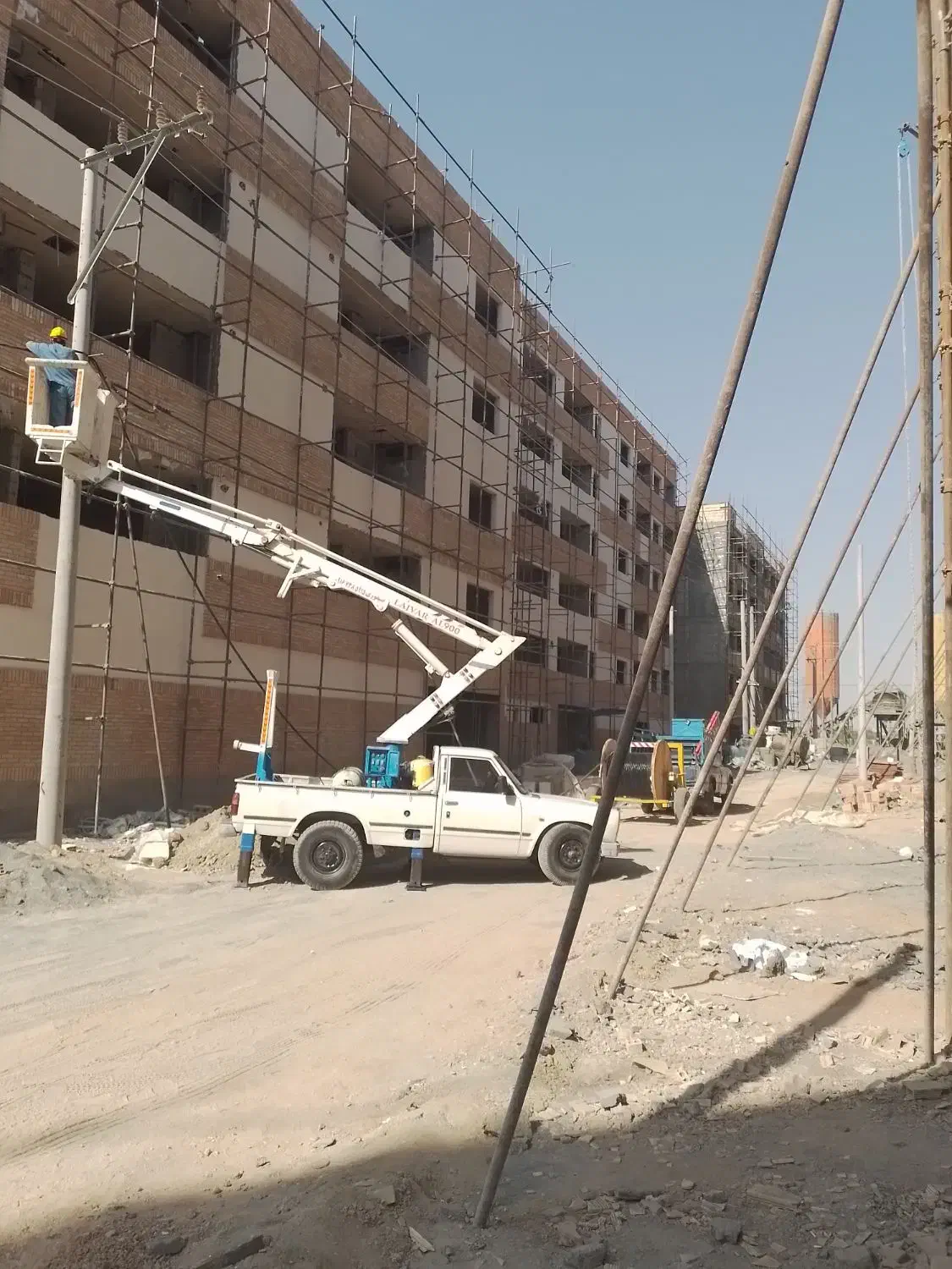 اجاره روزانه و ساعتی بالابر نفربر لجور نیسان|خدمات پیشه و مهارت|خمینی‌شهر, |دیوار