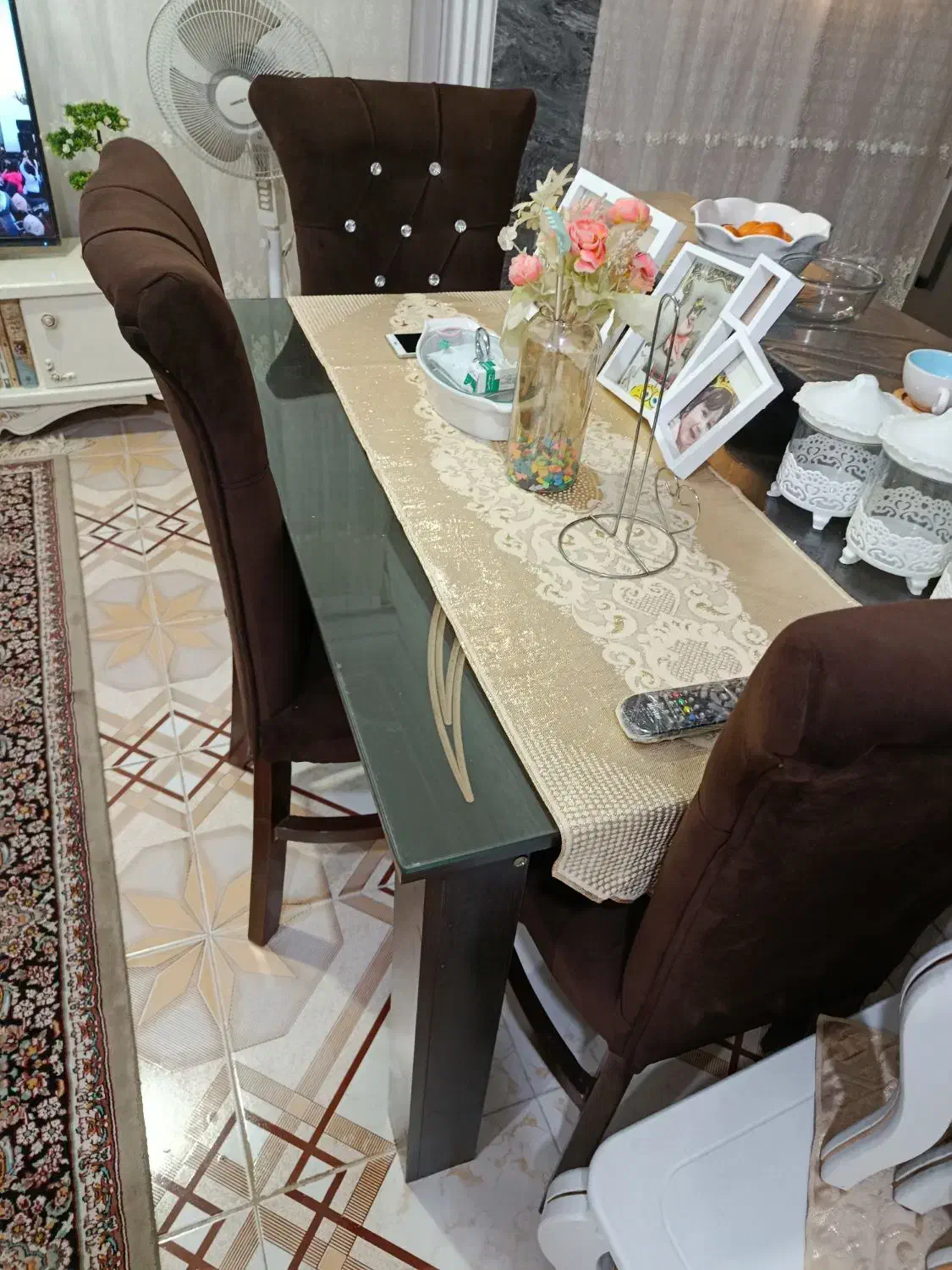 میز ناهار خوری چهار نفره با چهار صندلی کاملا سالم|میز و صندلی غذاخوری|رشت, حمیدیان|دیوار