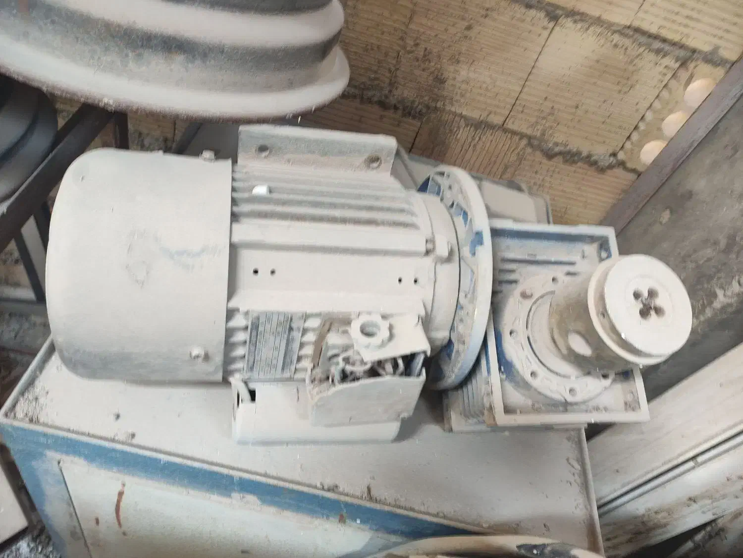 آره صندوقی .دریل .دو عدد دینام صنعتی|ماشینآلات صنعتی|اهرم, |دیوار