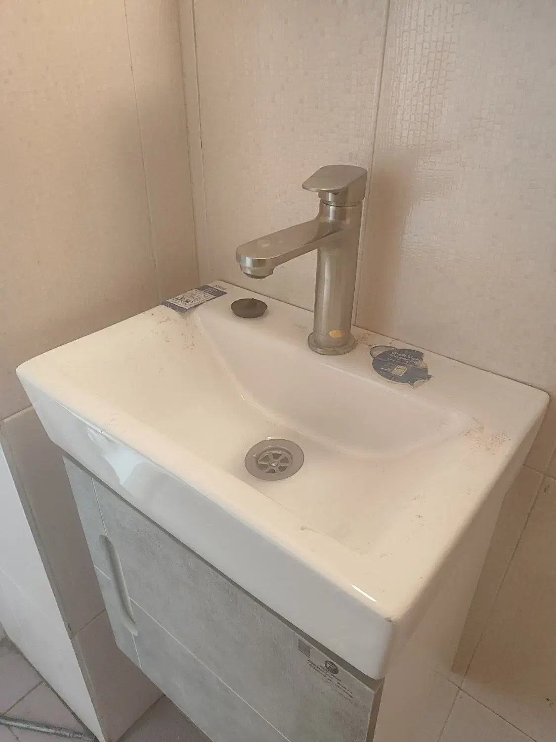 روشویی و آینه نو|لوازم سرویس بهداشتی|اصفهان, اصفهانک|دیوار