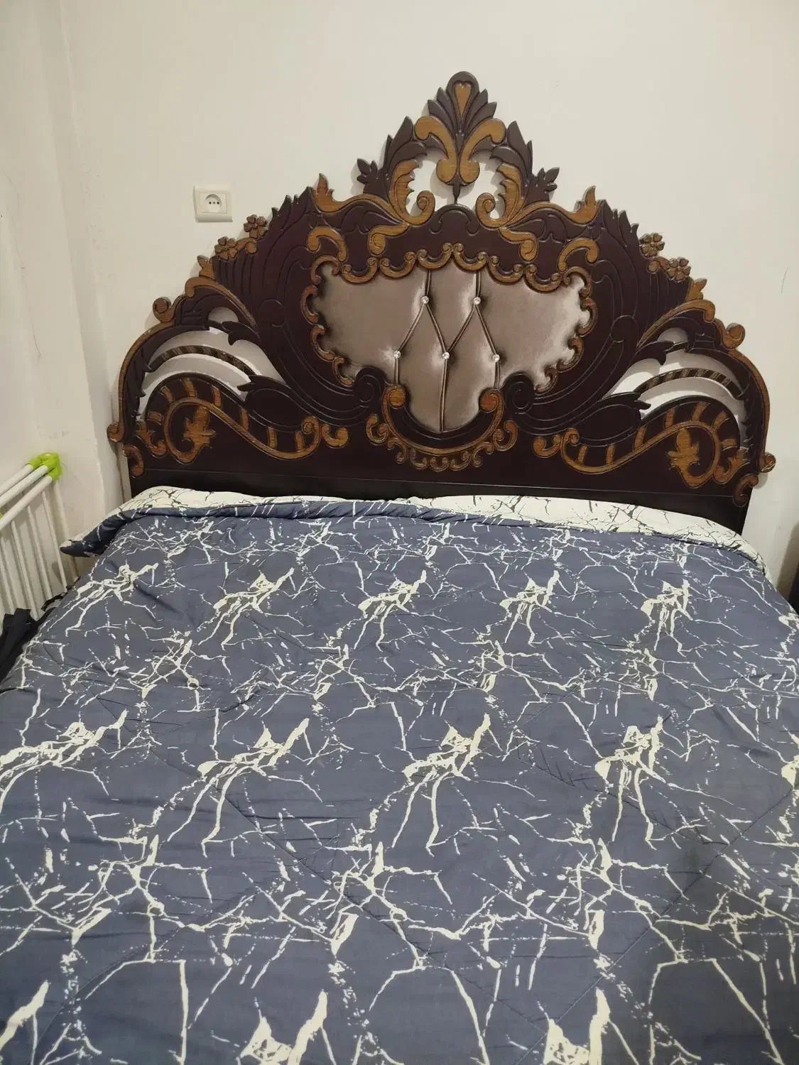 تخت دونفره به همراه تشک طبی|تخت و سرویس خواب|ساری, |دیوار