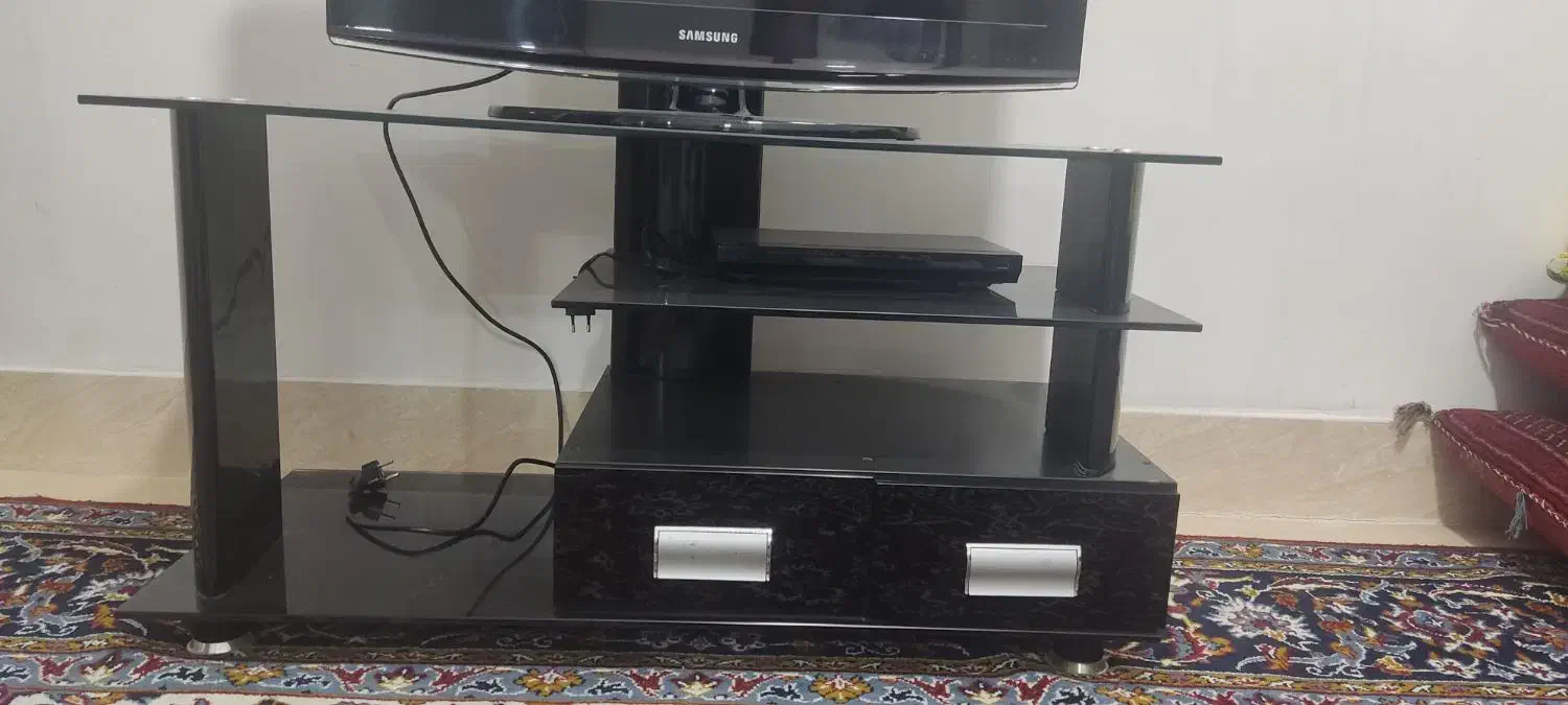 تلویزیون ال سی دی ۳۲ اینچ سامسونگ بهمراه میز|تلویزیون و پروژکتور|خرم‌آباد, |دیوار