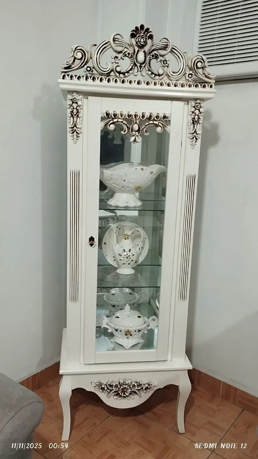 ویترین سه طبقه همراه باظرف های دکوری|بوفه، ویترین، کنسول|رشت, پیرکلاچای|دیوار