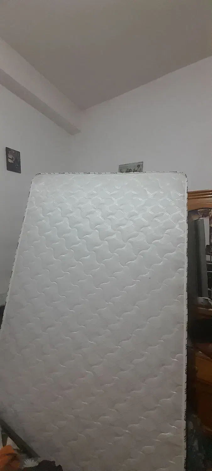فروش تخت خواب ۱ نفره  یکسال خرید|تشک تختخواب|رودسر, |دیوار