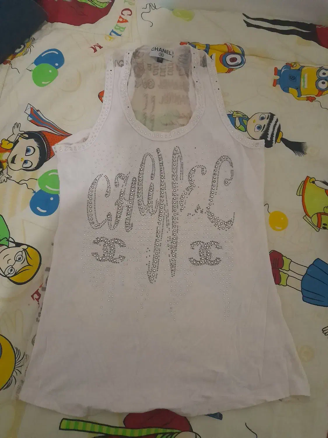 تعدادی لباس|لباس|پرند, فاز ۶|دیوار