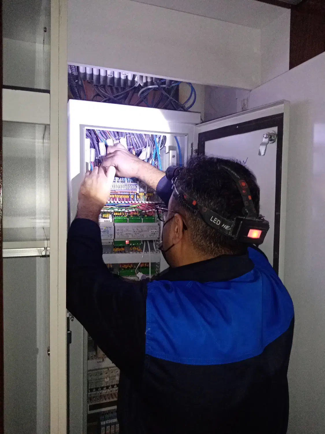 برق کار (صنعتی و ساختمان)|خدمات پیشه و مهارت|مشهد, صیاد شیرازی|دیوار