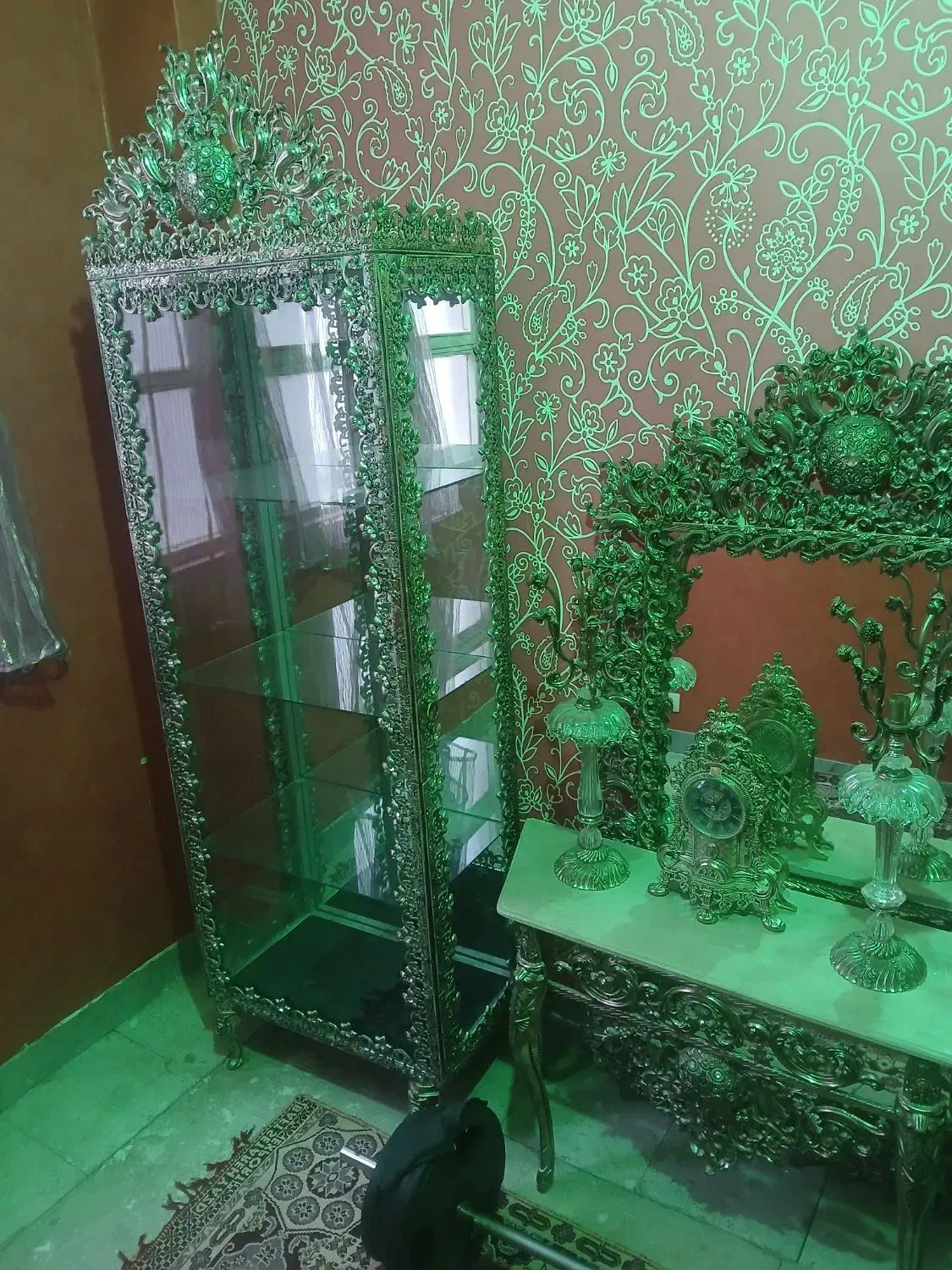 اینه و شمعدان و بوفه|آینه|اندیشه, اندیشه فاز ۱|دیوار