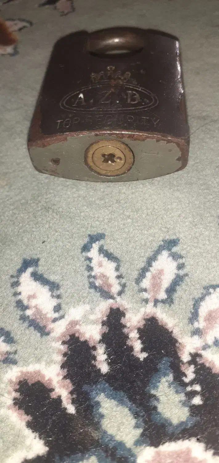 قفل کتابی|کلکسیون اشیاء عتیقه|شیراز, پانصد دستگاه ارتش|دیوار