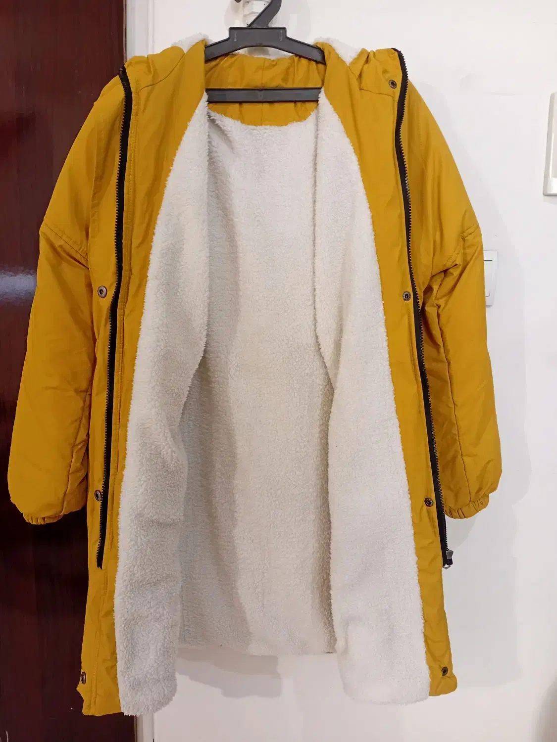 کاپشن|لباس|تهران, آهنگ|دیوار