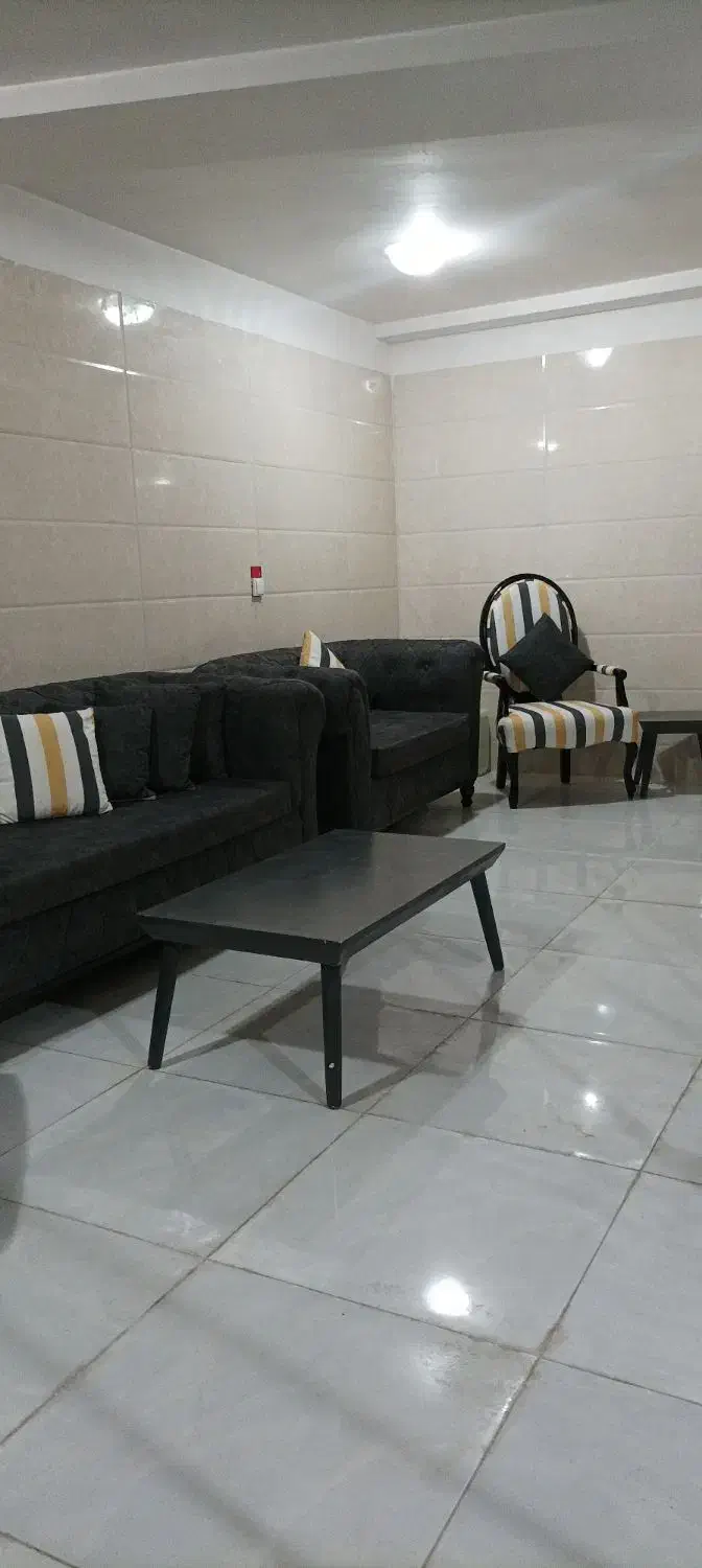 مبلمان و یک میز و دو عدد عسلی|مبلمان خانگی و میز عسلی|خرمآباد, |دیوار