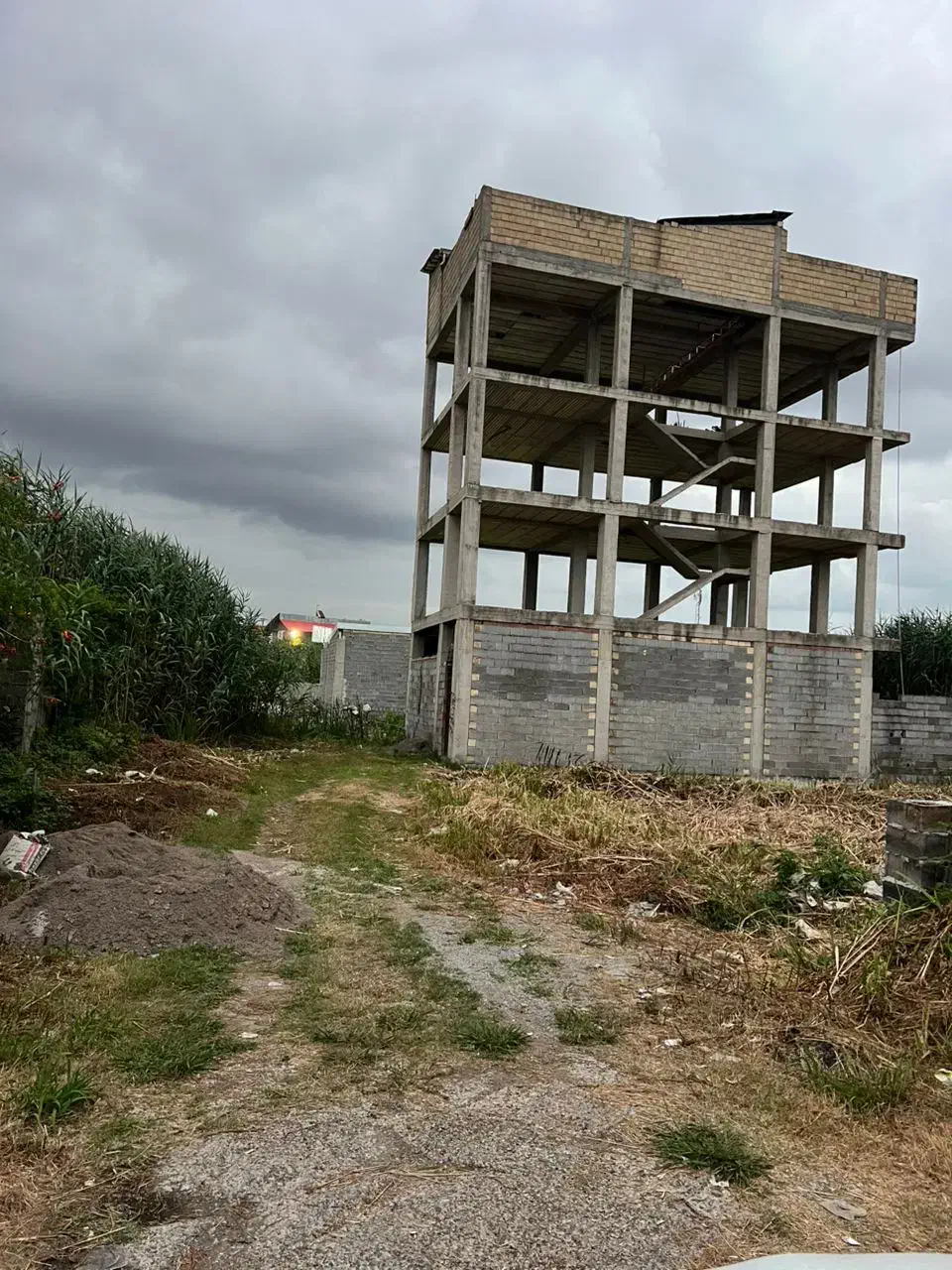 ساختمان نیمه کاره در بلوار خرمشهر|فروش آپارتمان|رشت, کوی امام رضا|دیوار