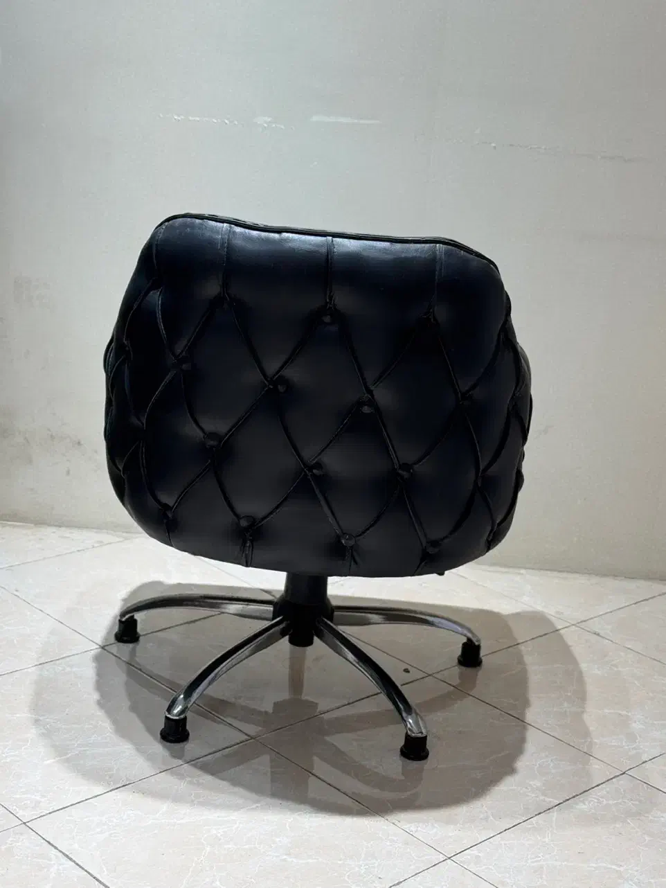 صندلی اصلاح کپ و اپنی و آینه شلف ناخن پارتیشن|آرایشگاه و سالن‌های زیبایی|بندرعباس, |دیوار