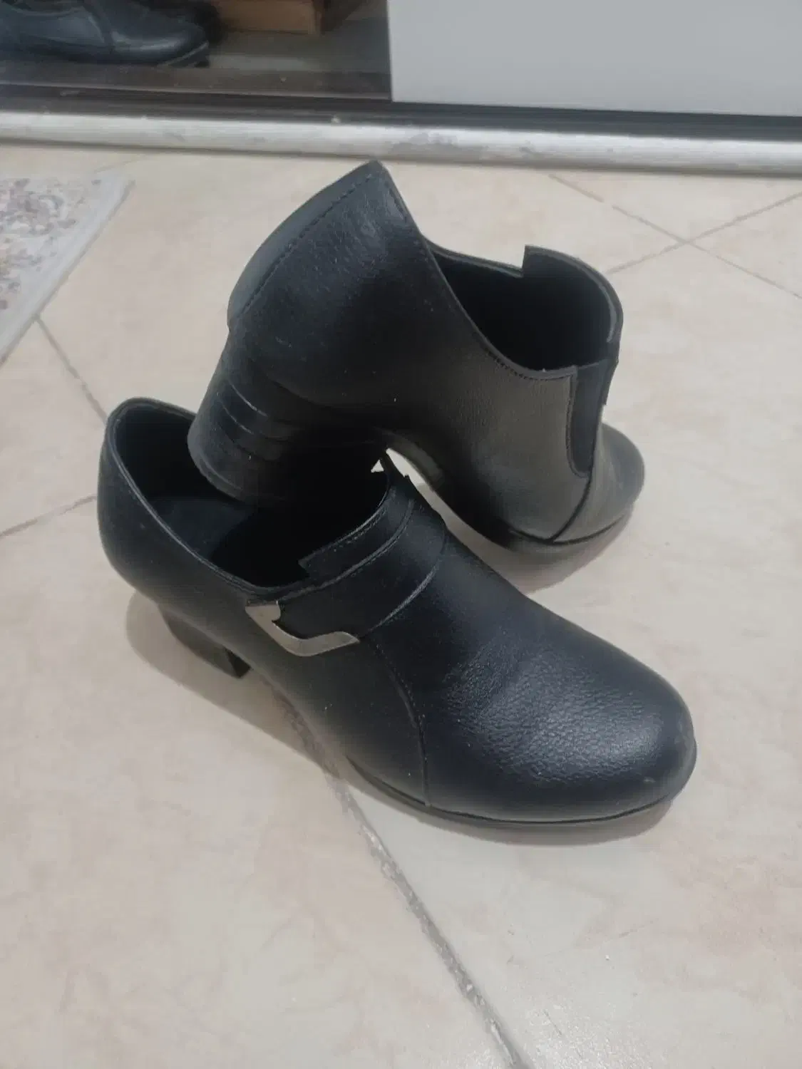 چند جفت کفش|کیف، کفش، کمربند|گلبهار, شهر جدید گلبهار|دیوار