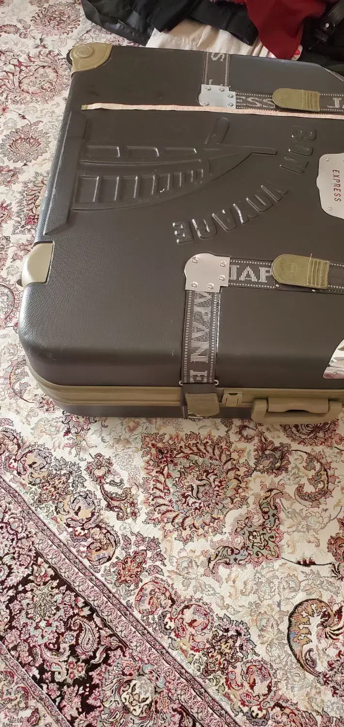 چمدان بزرگ قدیمی|کیف، کفش، کمربند|سنگر, |دیوار
