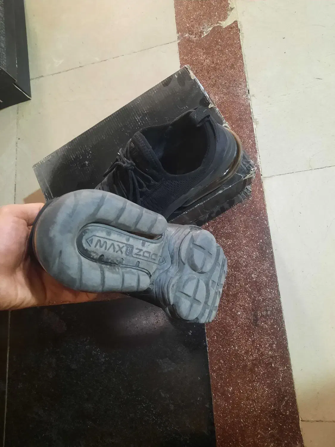 کتونی نایک خوش پا در حد|کیف، کفش، کمربند|اندیشه, اندیشه فاز ۲|دیوار