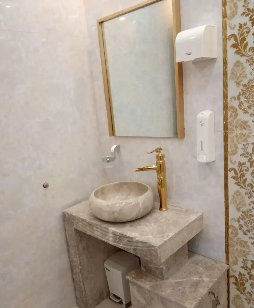 کارگر دنبال کاشیکاری|خدمات پیشه و مهارت|میناب, |دیوار