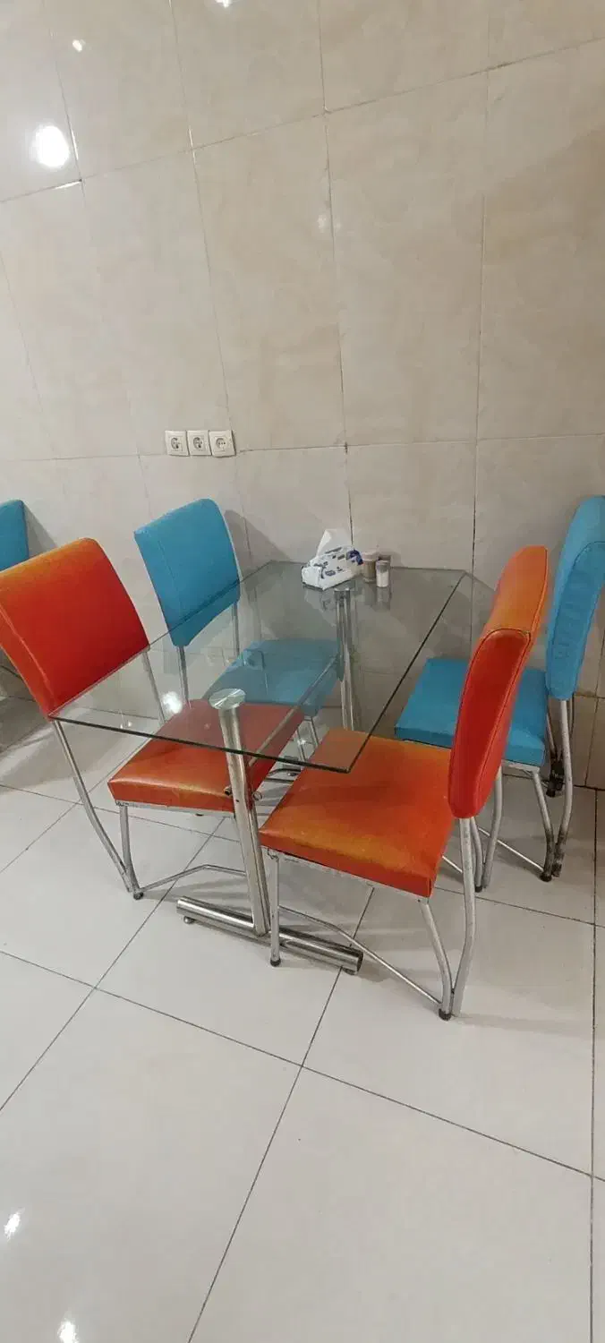 سلام  دوستان   تعداد 16 عدد صندلی  با4 عدد میز|کافی‌شاپ و رستوران|کوهسرخ, |دیوار