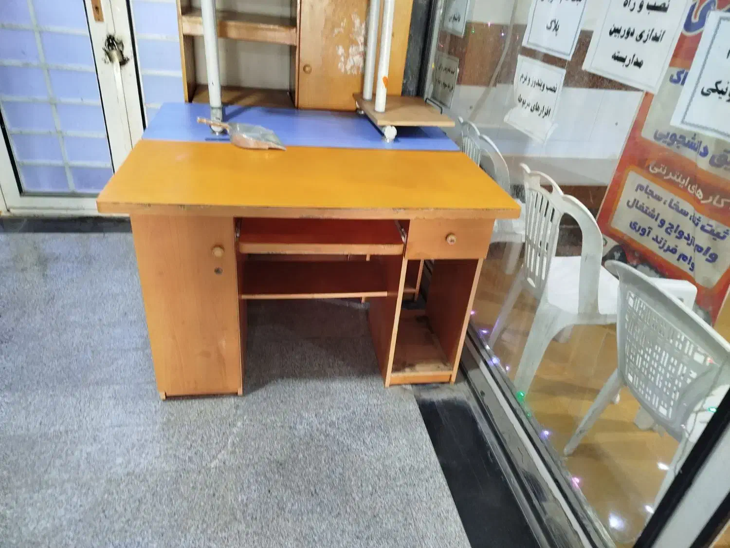 تعدادی میز و کمد|میز تحریر و کامپیوتر|کلاله, |دیوار