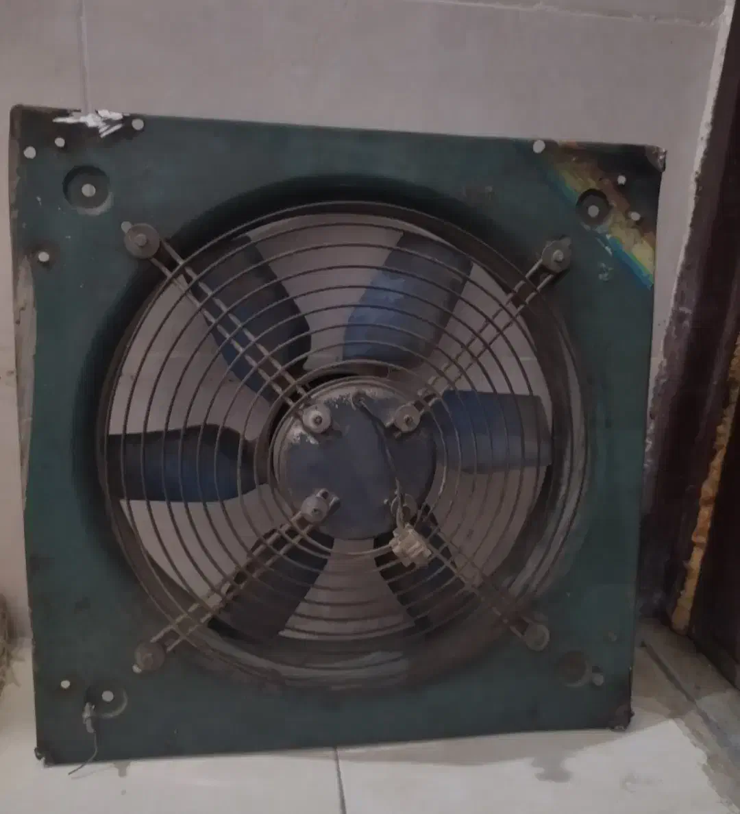 هواکش فلزی شش پره ۵۰ در ۵۰ سانتیمتر با مکش بالا|پنکه و تصفیهکنندهٔ هوا|قزوین, |دیوار