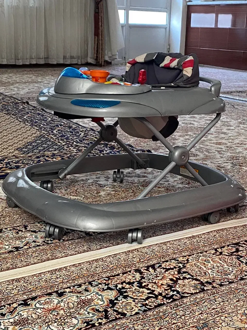 کریر و گهواره کودک در حد نو برای فروش دارم|اسباب و اثاث بچه|نقده, |دیوار