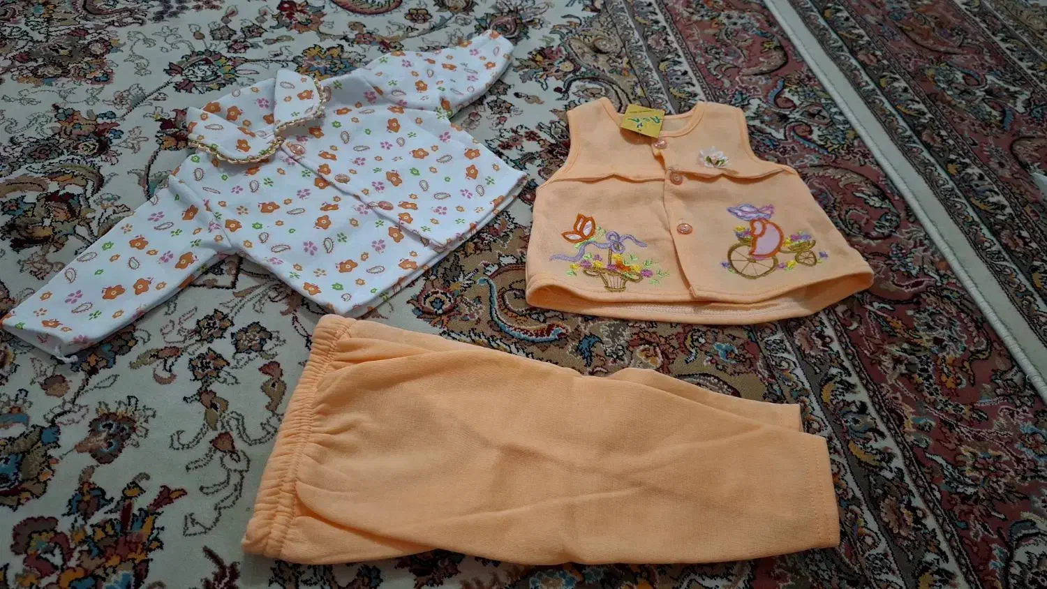 لباس سیسمونی نو|کفش و لباس بچه|کرج, کلاک نو|دیوار