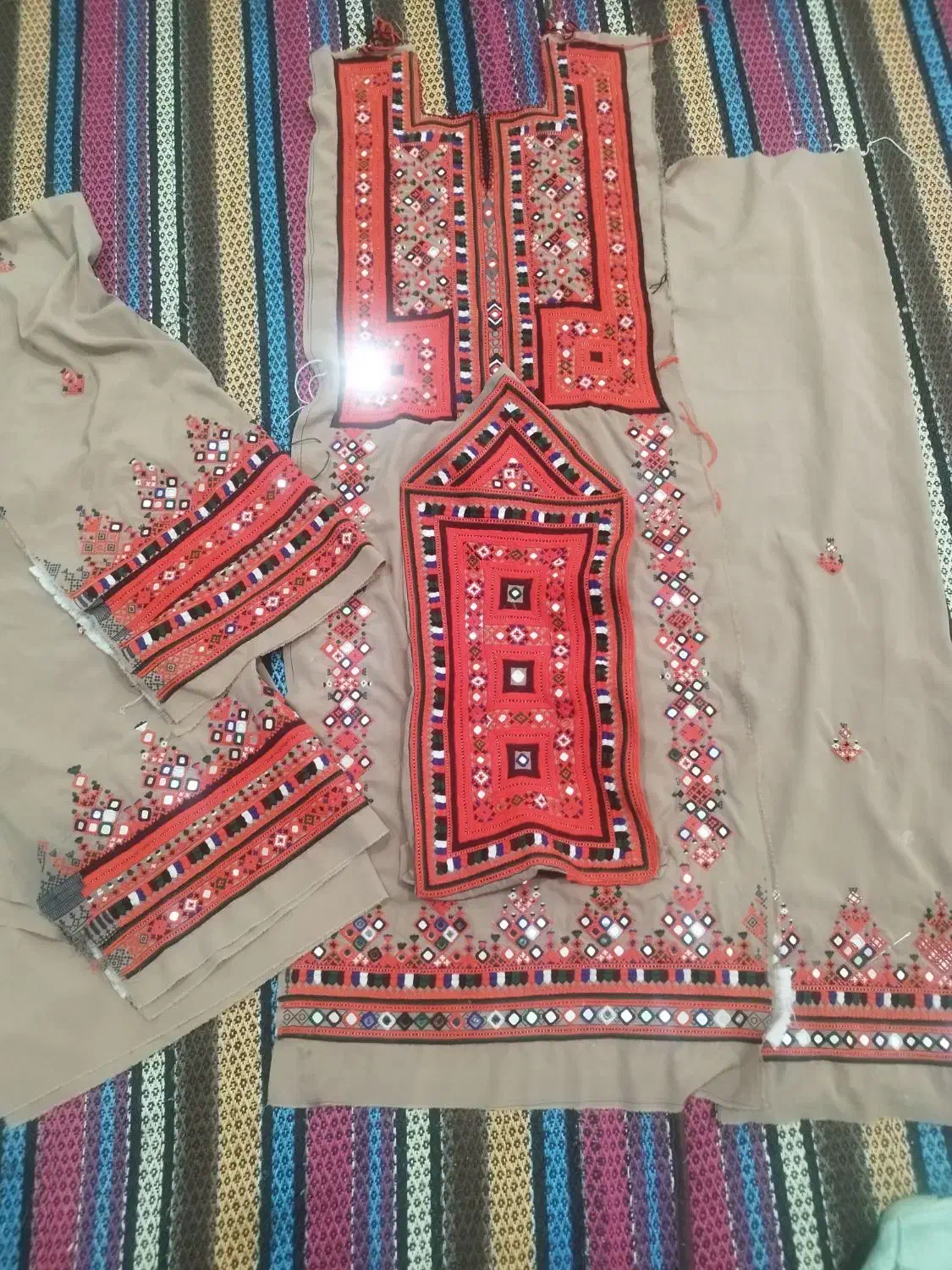 لباس دست دوز|لباس|خاش, |دیوار