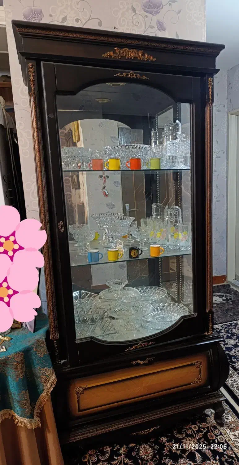 بوفه ( ویترین) چوبی بسیار شیک|بوفه، ویترین، کنسول|شهریار, شهرک شاهد|دیوار