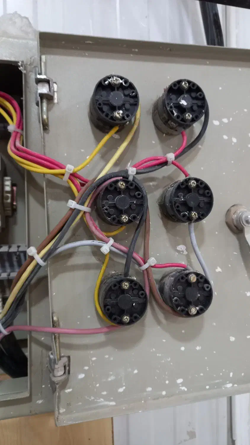 رفع اتصالی و سیم کشی و برقکاری ساختمان|خدمات پیشه و مهارت|بجنورد, |دیوار