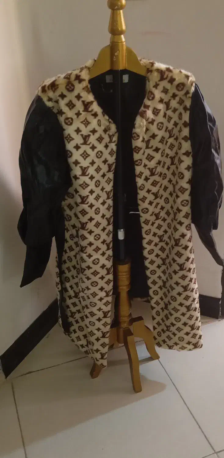 فروش تعدادی پالتو و بارونی زیر قیمت عمده|لباس|سیرجان, |دیوار