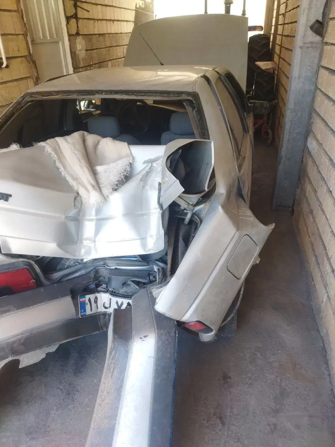 کیف مدارک گمشده|اشیا|کوزران, |دیوار