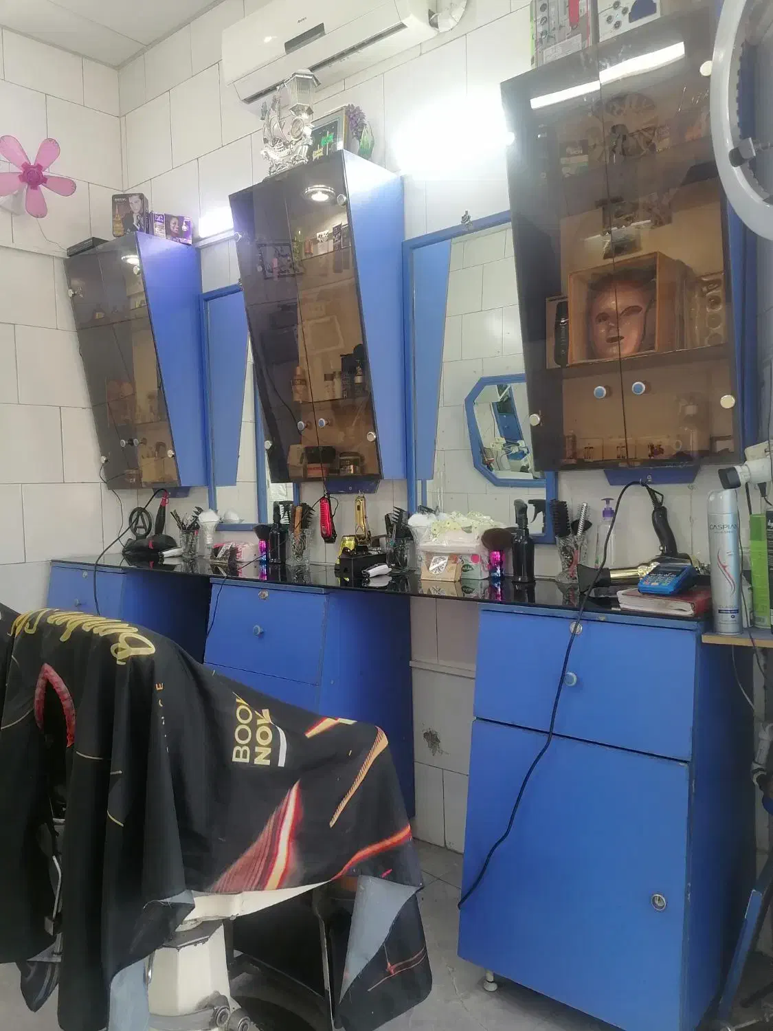 فروش فوقالعاده دکور پیرایش مردانه با صندلی کودک|آرایشگاه و سالنهای زیبایی|شیراز, کوزه گری|دیوار