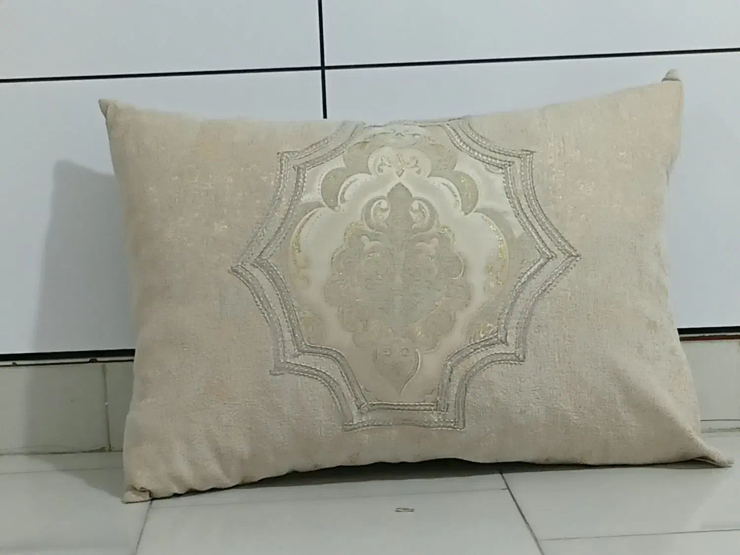 بالش|رختخواب، بالش، پتو|سلماس, |دیوار