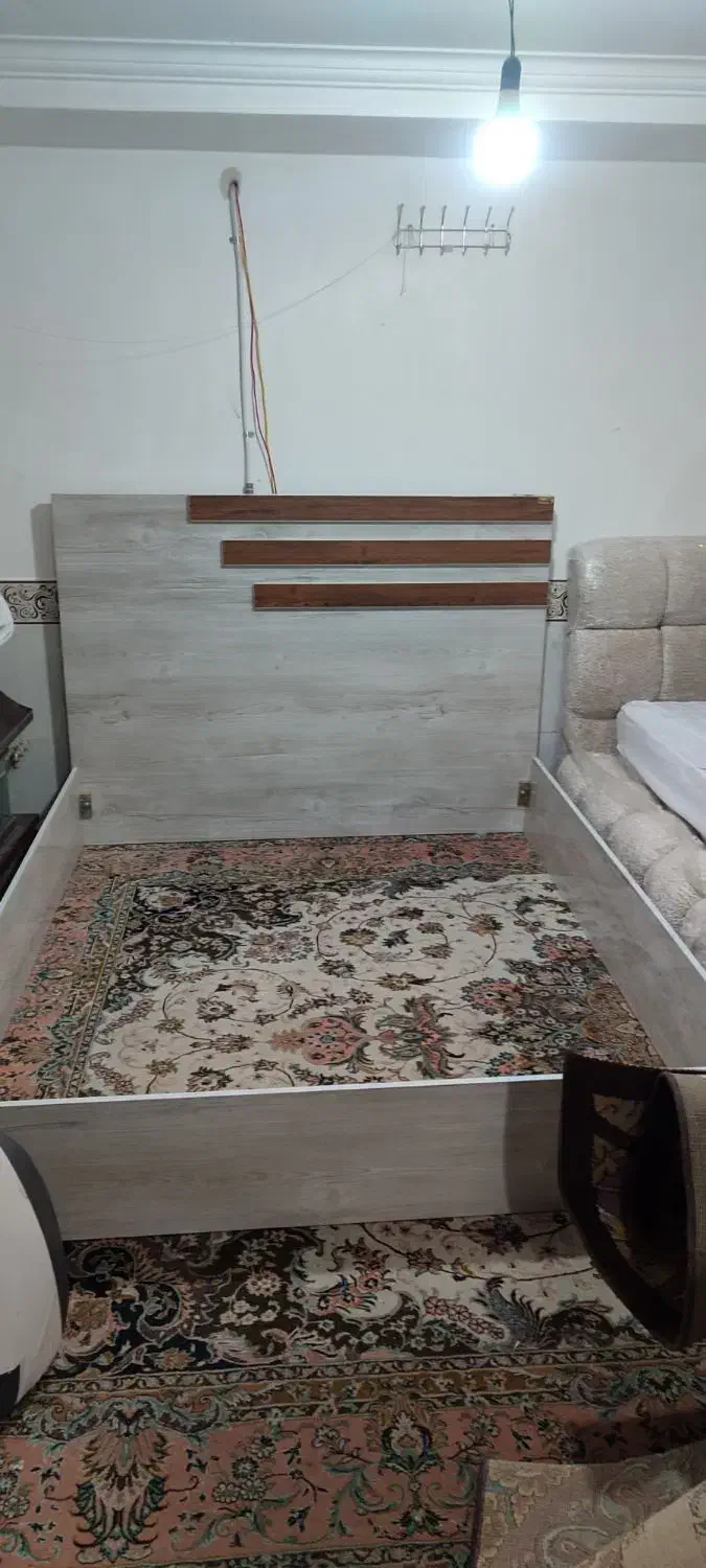 تخت خواب دونفره کارکرده با خوشخواب و زیر تلویزیون|تخت و سرویس خواب|شیراز, شهرک گلها|دیوار