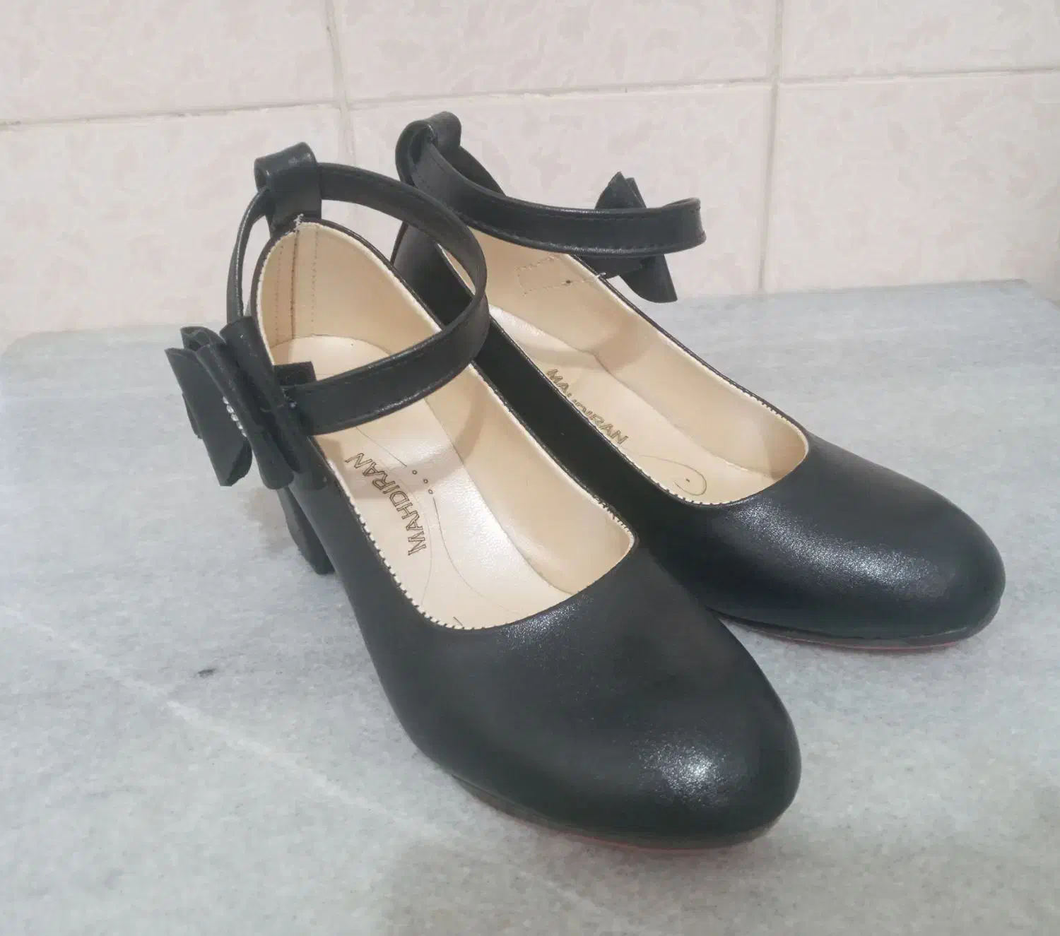 کفش|کیف، کفش، کمربند|میبد, |دیوار