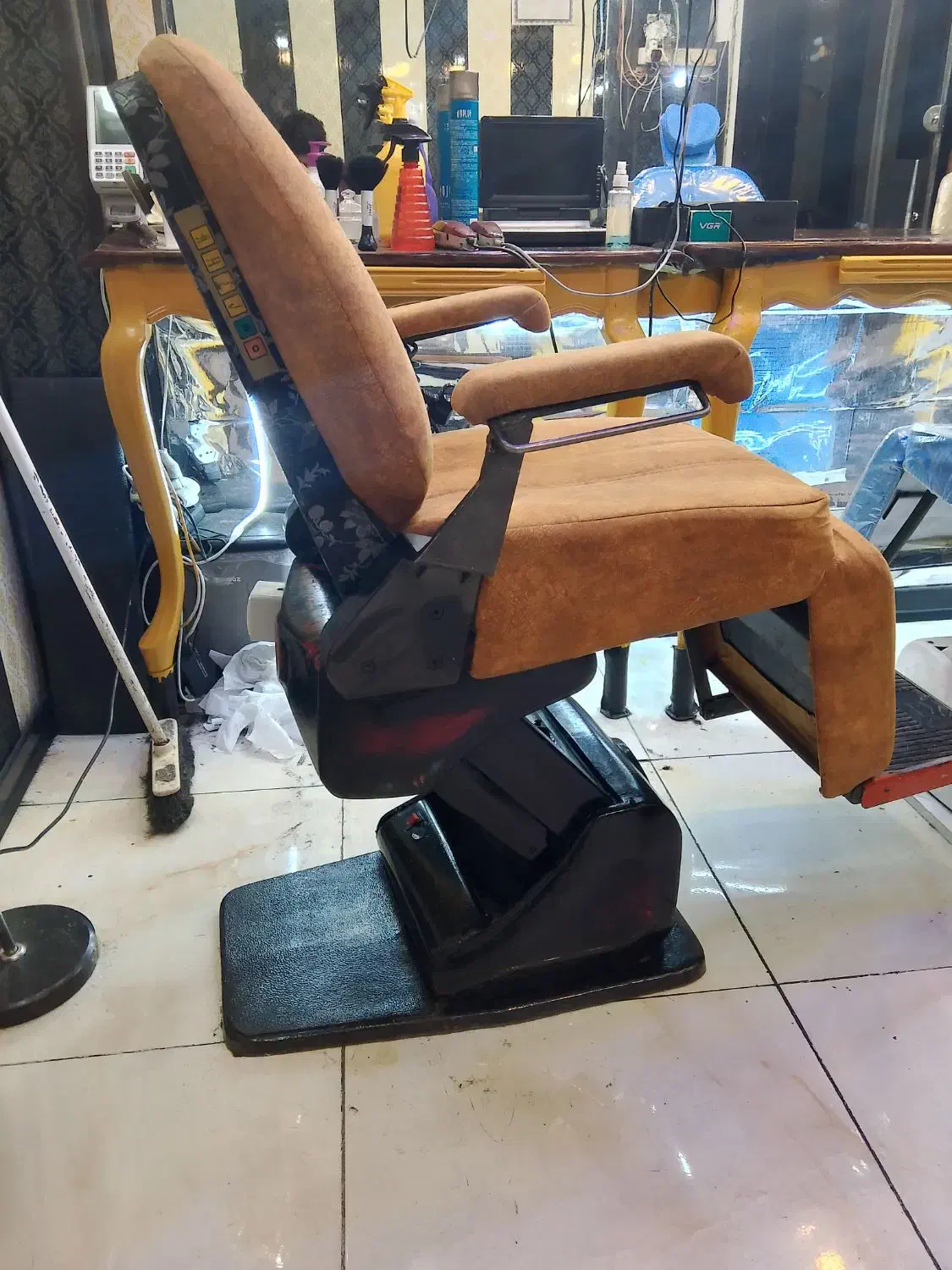 صندلی برقی ارایشگاه|آرایشگاه و سالنهای زیبایی|شیراز, بعثت|دیوار