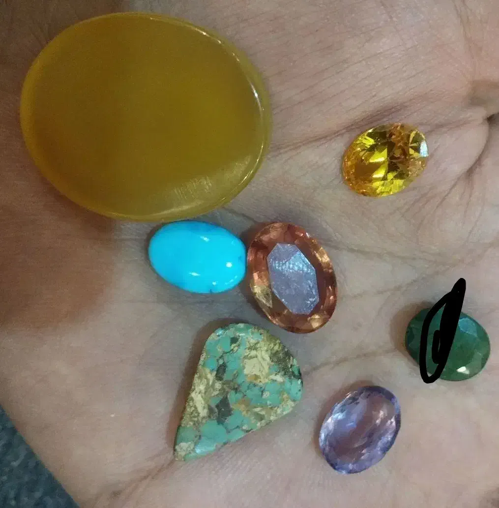 سنگ و نگین های انگشتر  و پلاک گردنی|جواهرات|شیراز, زرهی|دیوار