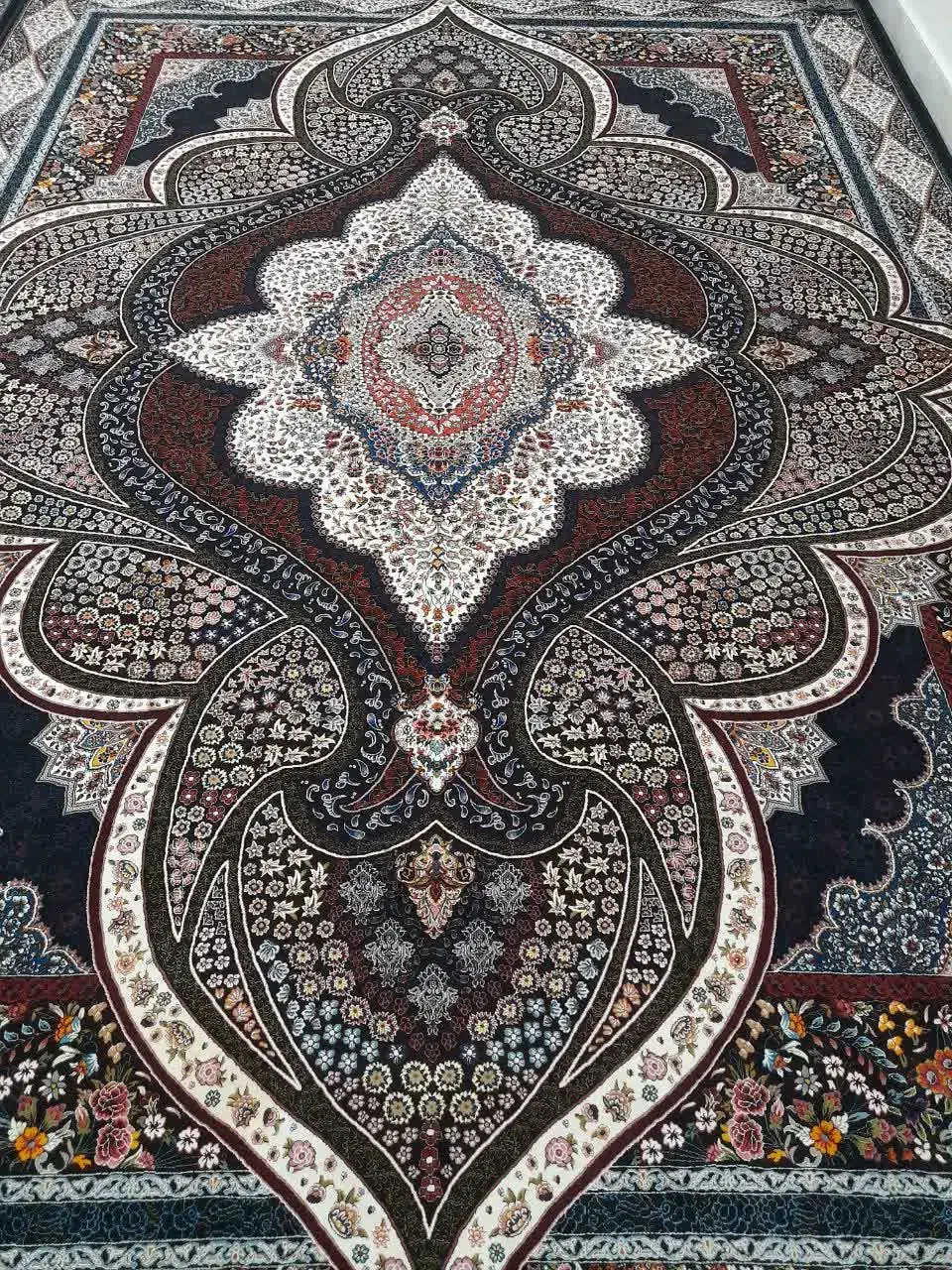 دو تخته فرش ۹ متری ۱۲۰۰ شانه بسیار تمیز در حد نو|فرش|تهران, استاد معین|دیوار