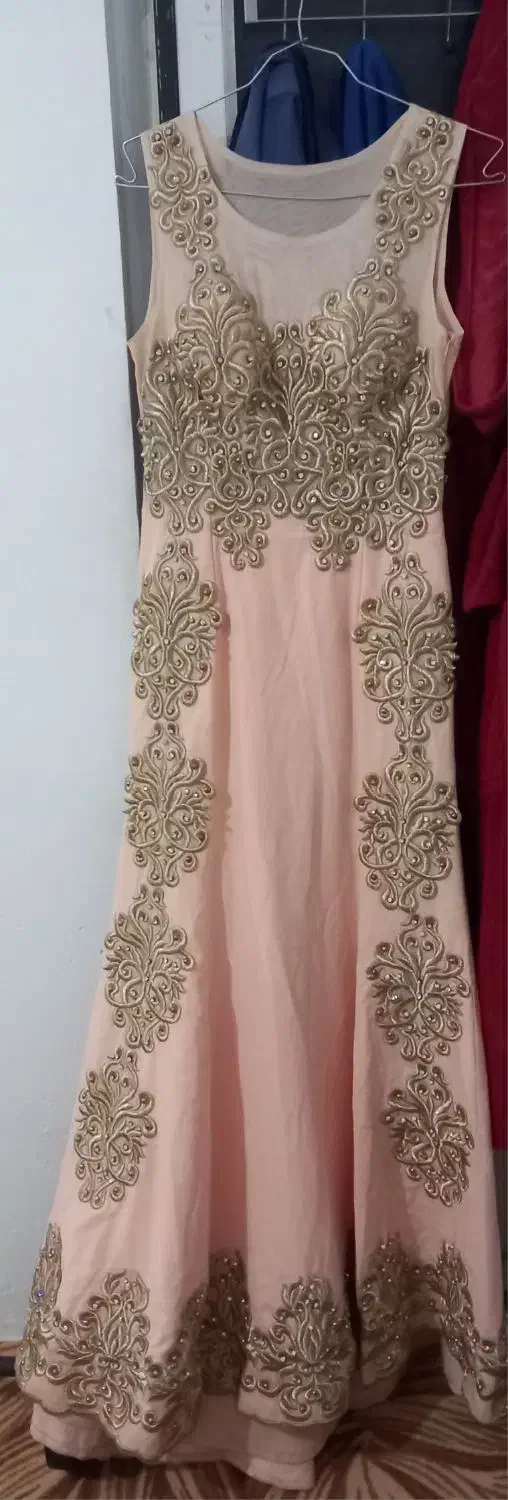 لباس مجلسی|لباس|رباط‌کریم, الارد|دیوار