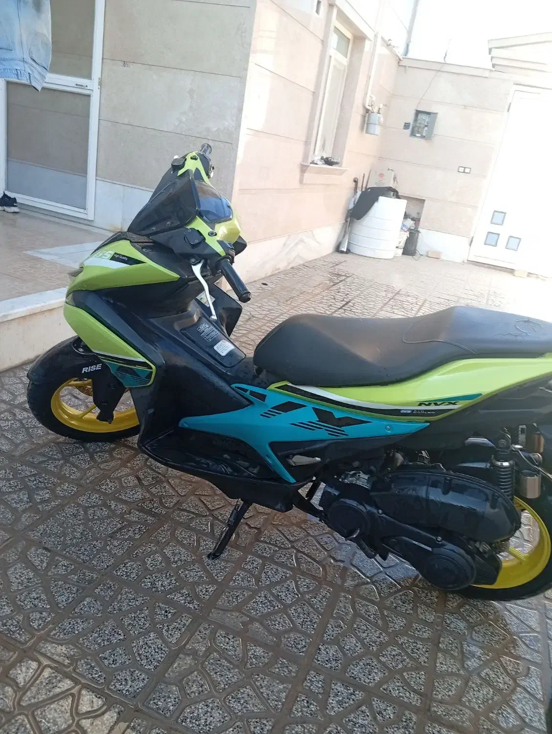 کیلیک آیلوکس|موتورسیکلت|نی‌ریز, |دیوار