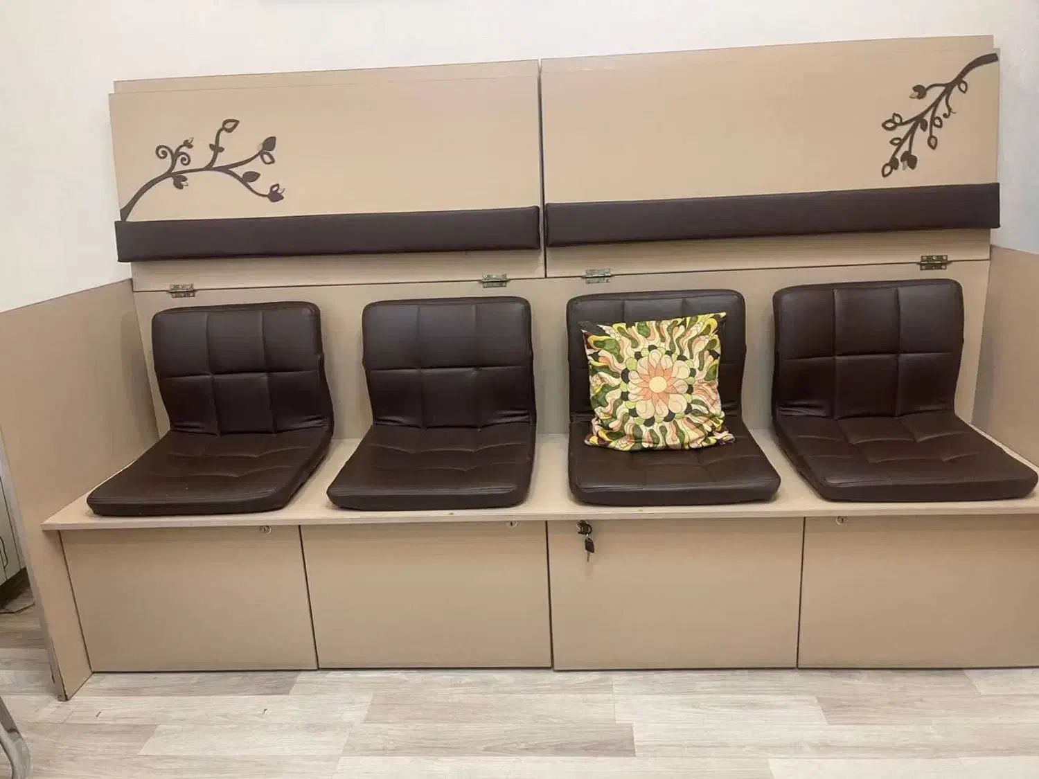 میز منشی و صندلی انتظار چوبی و شیک|مبلمان اداری|تهران, نیروی هوایی (پیروزی)|دیوار