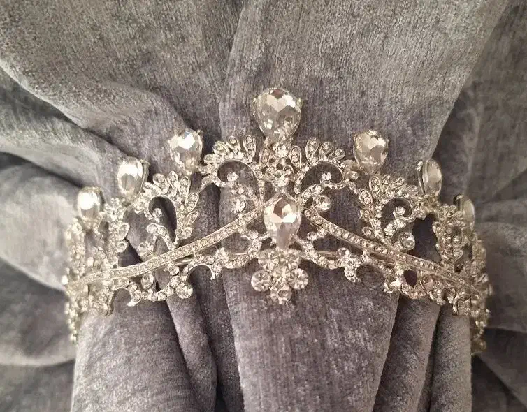 لباس عروس و تاج|لباس|شاهین‌شهر, فدک|دیوار