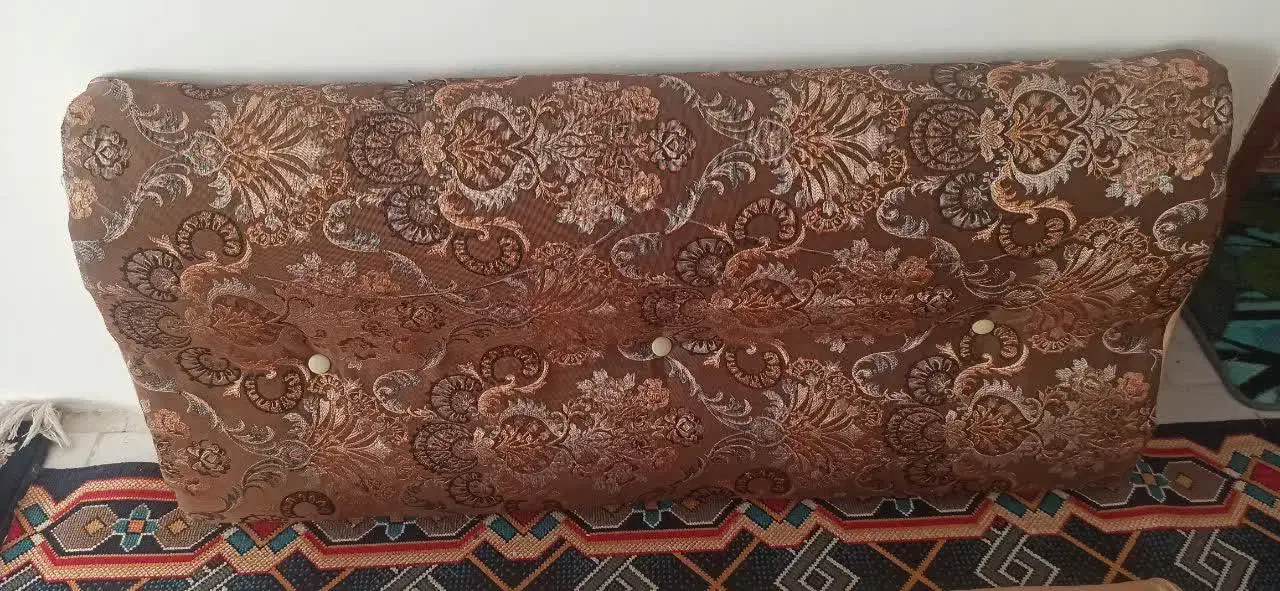 یک جفت مخطع|پشتی|پیر بکران, |دیوار