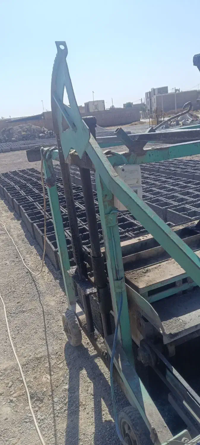 به یک کارگر بلوک زن نیازمندیم|استخدام صنعتی، فنی، مهندسی|اراک, |دیوار