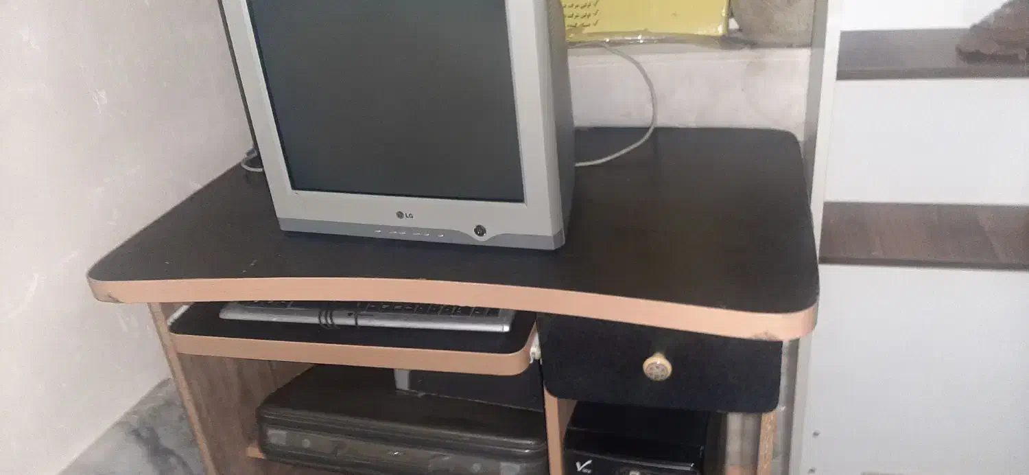 کامپیوتر خانکی به همراه میز و وسیله های جانبی|رایانه رومیزی|شهرضا, |دیوار