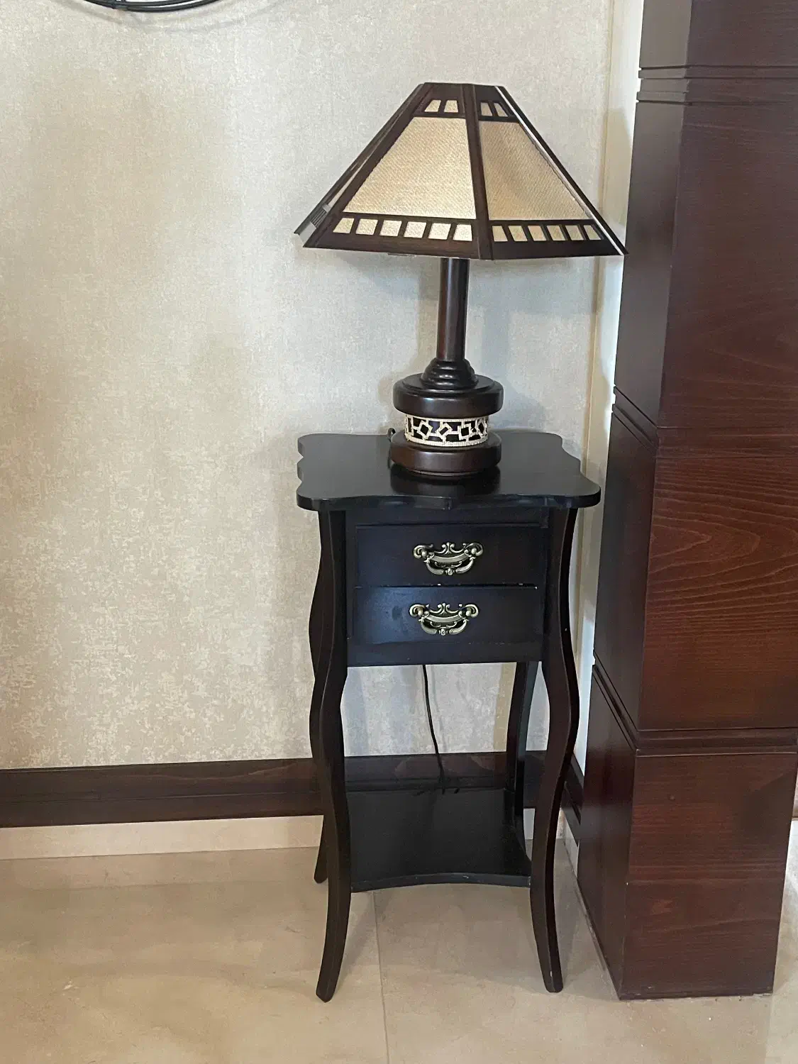 میز و اباژور چوبی در حد بسبار نو و سالم|مبلمان خانگی و میز عسلی|تهران, آجودانیه|دیوار