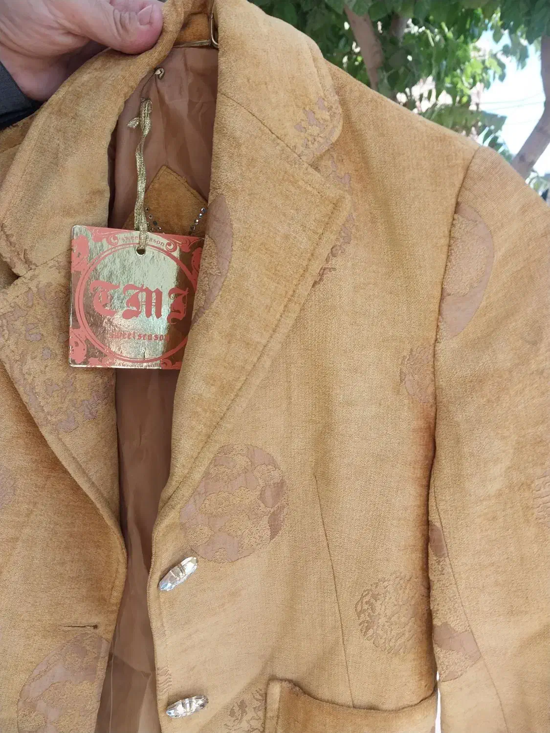 کت خارجی|لباس|کرج, ساسانی (قلمستان)|دیوار